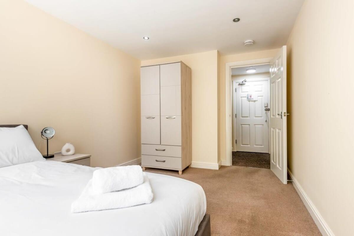 Bright 1 Bedroom Budget Flat In Central פונטפרקט מראה חיצוני תמונה