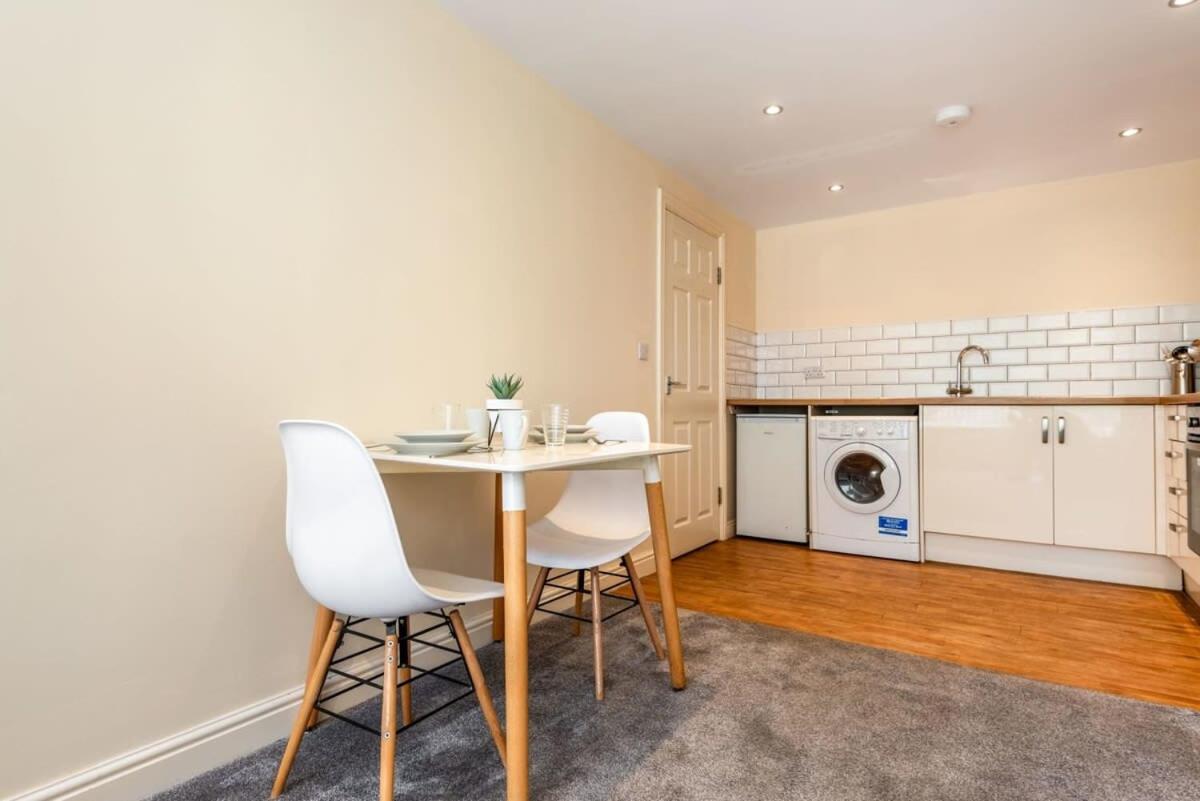 Bright 1 Bedroom Budget Flat In Central פונטפרקט מראה חיצוני תמונה