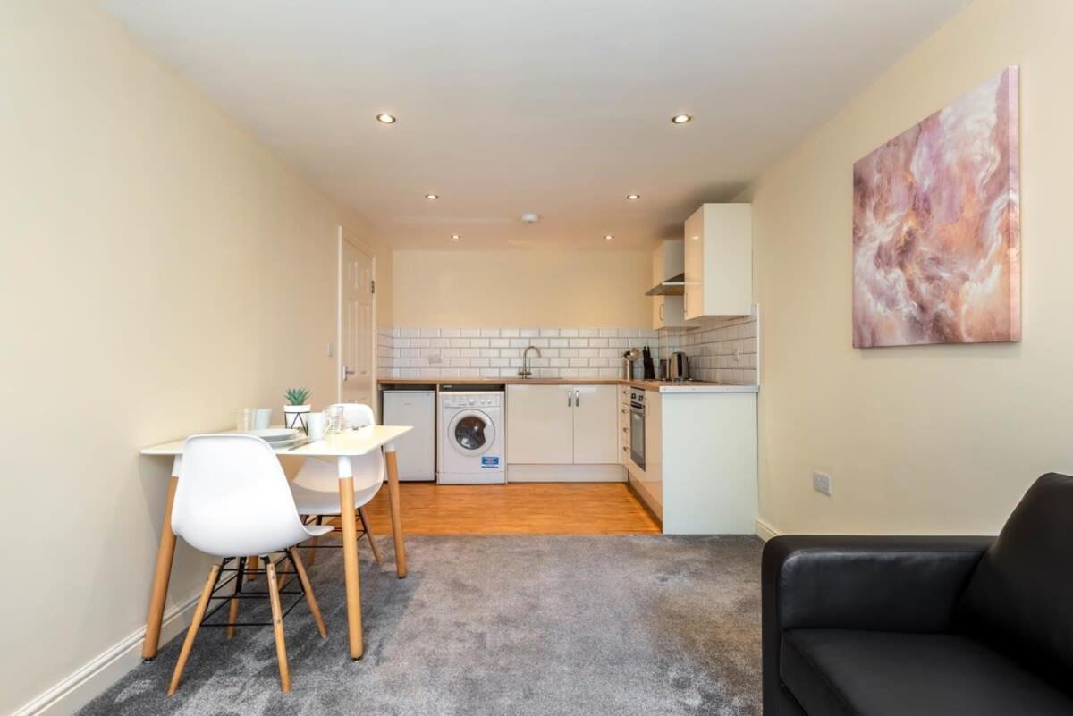 Bright 1 Bedroom Budget Flat In Central פונטפרקט מראה חיצוני תמונה