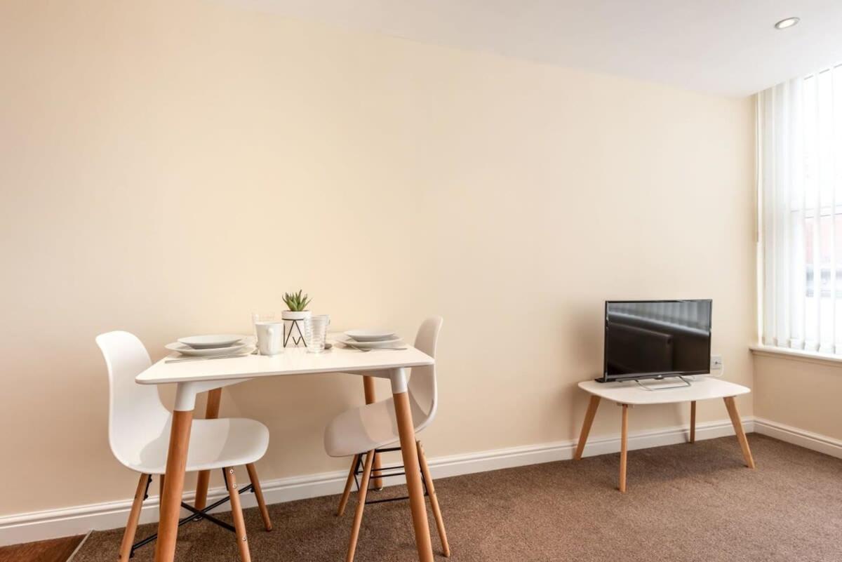 Bright 1 Bedroom Budget Flat In Central פונטפרקט מראה חיצוני תמונה