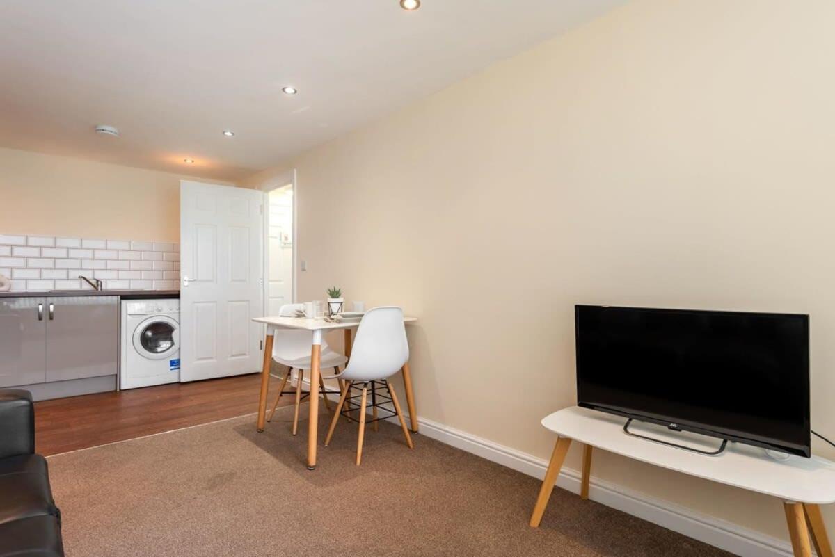 Bright 1 Bedroom Budget Flat In Central פונטפרקט מראה חיצוני תמונה