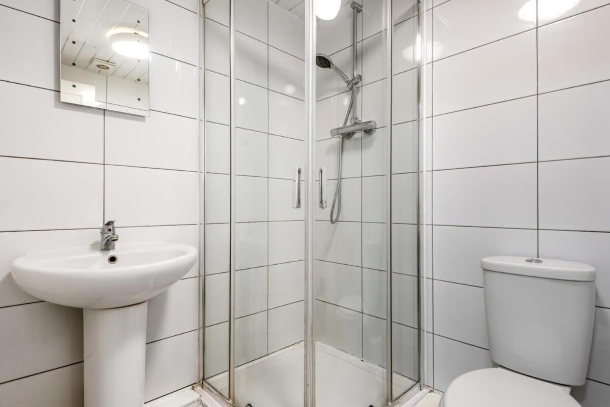 Bright 1 Bedroom Budget Flat In Central פונטפרקט מראה חיצוני תמונה