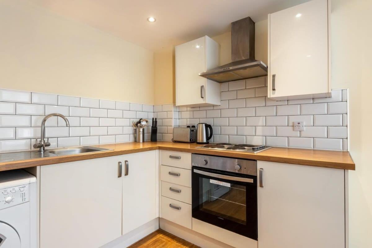 Bright 1 Bedroom Budget Flat In Central פונטפרקט מראה חיצוני תמונה