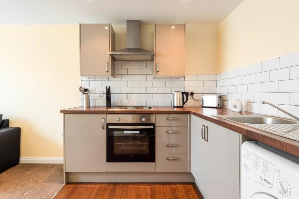Bright 1 Bedroom Budget Flat In Central פונטפרקט מראה חיצוני תמונה