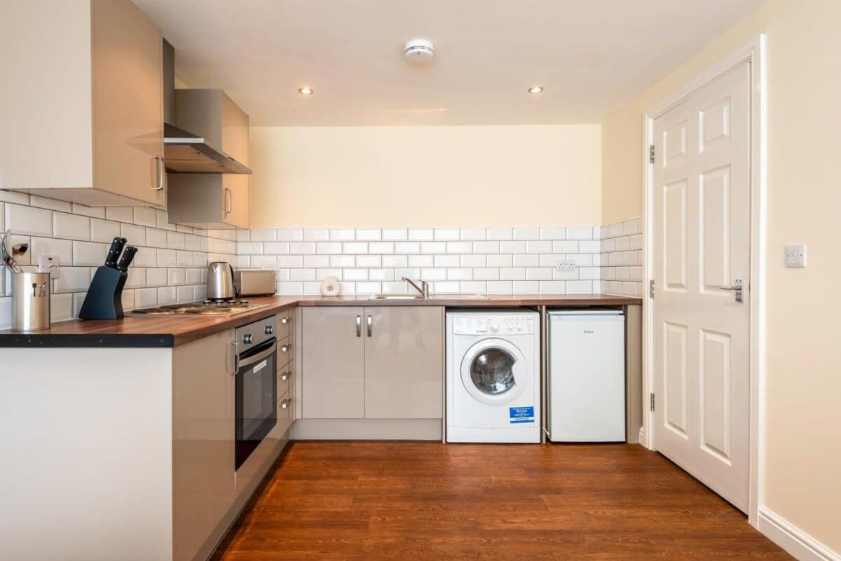 Bright 1 Bedroom Budget Flat In Central פונטפרקט מראה חיצוני תמונה